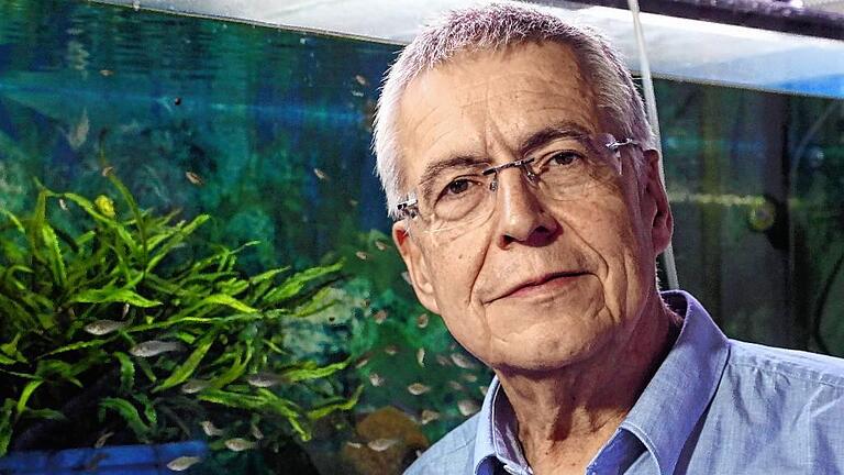 Krebsforscher Professor Manfred Schartl untersucht physiologische Vorgänge in Lebewesen anhand des Modellorganismus Fisch.