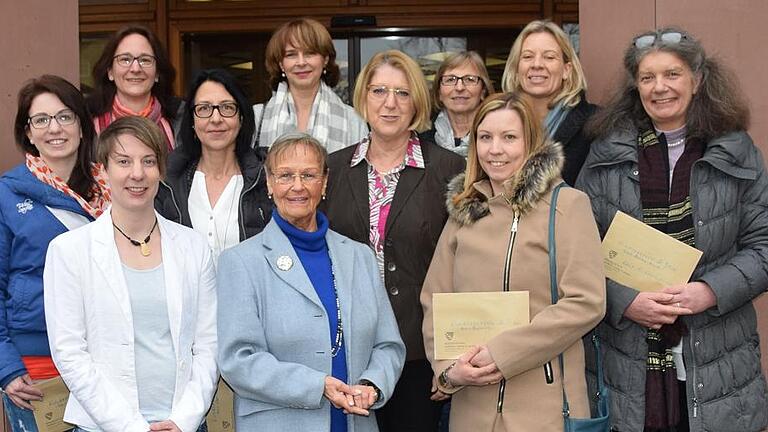 Strahlende Gesichter: Dorothea Olbrich (vorne in der Bildmitte) überreichte den Vertreterinnen der acht Lohrer Kindergärten jeweils 420 Euro. Das freute auch dritte Bürgermeisterin Ruth Steger (Bildmitte). Foto: J. Ungemach