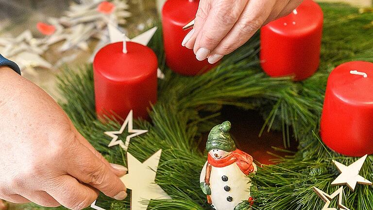 Einfache Anleitung: Adventskranz selber binden       -  Adventskranz selber binden? So leicht geht's.