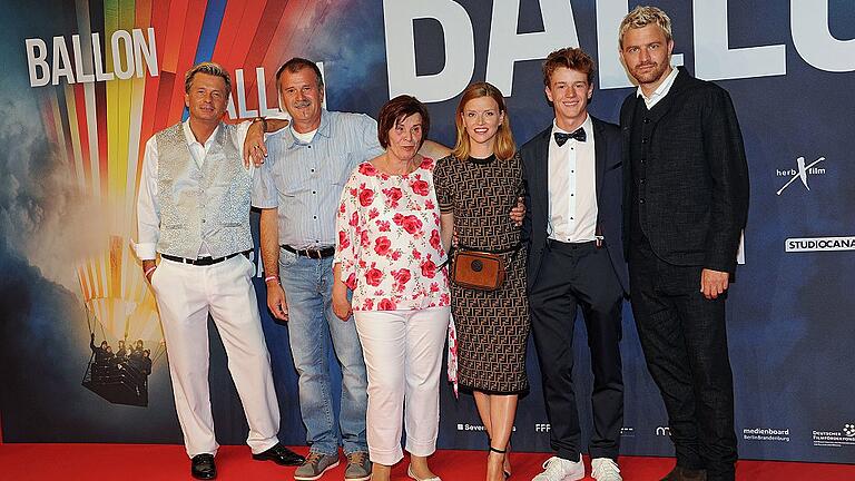 Filmpremiere 'Ballon' in München       -  Zeitzeugen der Geschichte: Andreas Strelzyk und Frank Riedmann, ihre Mutter Doris Strelzyk sowie die Schauspieler Karoline Schuch, Jonas Holdenrieder und Friedrich Mücke (von links) kommen zur Premiere des Films &bdquo;Ballon&ldquo; im Mathäser Kino in München. Der deutsche Thriller kommt an diesem Donnerstag in die Kinos.