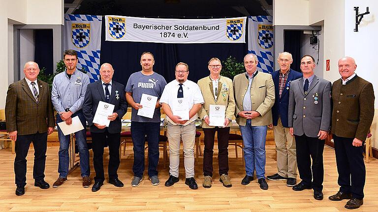 Landrat Thomas Habermann und Ostheims Bürgermeister Ulrich Waldsachs sprachen im Namen des BSB-Kreisverbands Ehrungen für verdiente Mitglieder dieses Verbands aus. Die Personen von rechts: Thomas Habermann, Günter Neundorf, Otto Jahrsdörfer, Oliver Bauer, Werner Geiß, Hilmar Homer, Steffen Pagel, Alois Reichert, Martin Dittmar und Ulrich Waldsachs