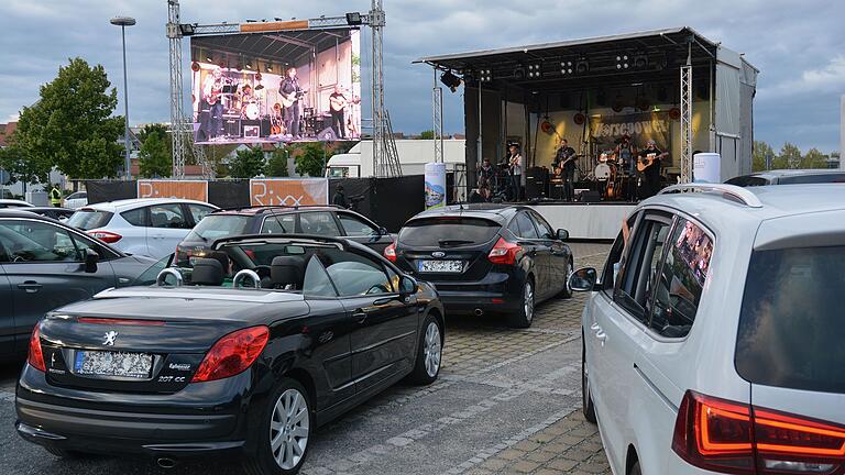 Die Band HorsePower machte den Anfang beim Parkplatzsommer und setzte ein Zeichen, wie solcherlei Auftritte vor Autos funktionieren können. Die Band HorsePower machte den Anfang beim Parkplatzsommer und setzte ein Zeichen, wie solcherlei Auftritte vor Autos funktionieren können.