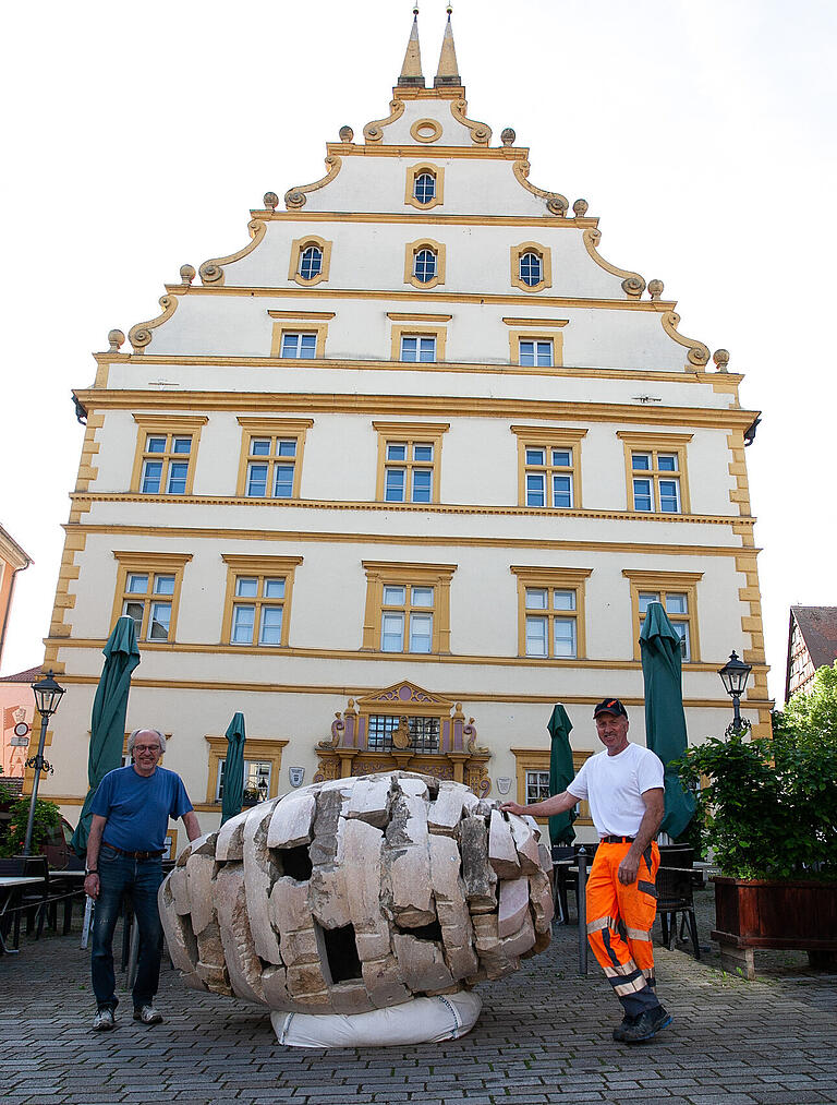 Kunst in Marktbreit: Claus-Peter Berneth und Heinrich Rückert von der Stadt haben im Vorfeld von Artbreit wieder angepackt: Nun liegt ein 'Kokon' aus Marmor vor dem Schloss. Kunst in Marktbreit: Claus-Peter Berneth und Heinrich Rückert von der Stadt haben im Vorfeld von Artbreit wieder angepackt: Nun liegt ein 'Kokon' aus Marmor vor dem Schloss.
