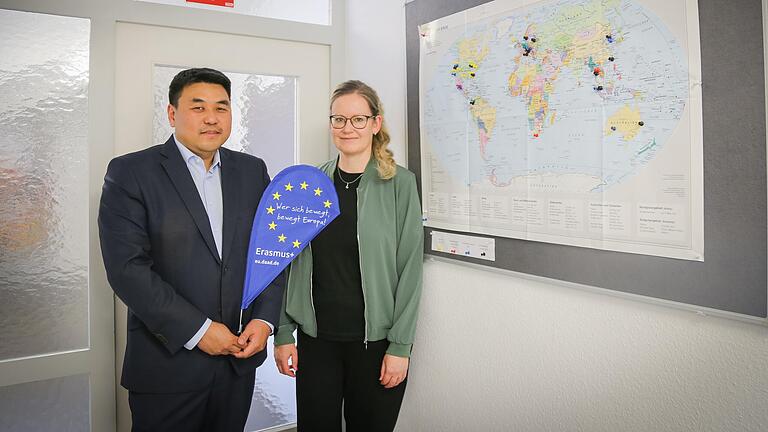 Campusleiter Prof. Dr. Seon-Su Kim und Anna-Magdalena Bröckl, Leiterin des International Office (IO) am Campus, sind stolz auf die internationale Ausrichtung.