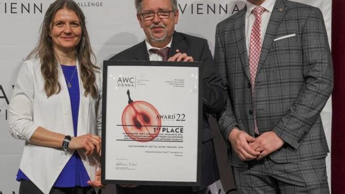 Viviane Ganesch (Kellermeisterin GWF), der Wiener Landtagsabgeordnete Kurt Wagner und Kilian Scheuring (Trainee GWF) nach der Preisverleihung.