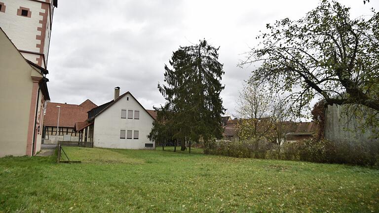 Hier an der Kirche soll in Römershofen ein neuer Dorfplatz entstehen. Dieser soll in Eigenleistung der Dorfgemeinschaft erstellt werden.