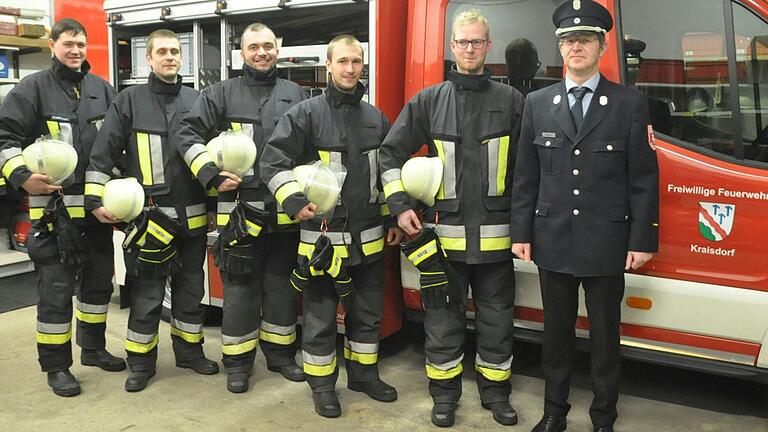 Diese Truppe mit (von links) Tobias Schneidawind, Alexander Eller, Kevin Albrecht, Marcel Müller und Hannes Judex wollen zukünftig die Sützpunktfeuerwehr Pfarrweisach als Atemschutzgeräteträger unterstützen. Rechts Kommandant Stefan Betz. Diese Truppe mit (von links) Tobias Schneidawind, Alexander Eller, Kevin Albrecht, Marcel Müller und Hannes Judex wollen zukünftig die Sützpunktfeuerwehr Pfarrweisach als Atemschutzgeräteträger unterstützen. Rechts Kommandant Stefan Betz.