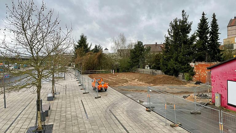 Es tut sich etwas an der Brachfläche neben dem Busbahnhof in Bad Neustadt: Auf einem Teil des 2014 abgebrannten Areals entsteht derzeit eine Grünfläche, im roten Gebäude wird eine Ausstellung eröffnet. Es tut sich etwas an der Brachfläche neben dem Busbahnhof in Bad Neustadt: Auf einem Teil des 2014 abgebrannten Areals entsteht derzeit eine Grünfläche, im roten Gebäude wird eine Ausstellung eröffnet.