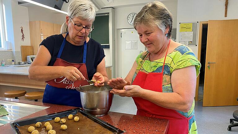 Zum Nachtisch gibt es Protein-Balls – ein süßer Snack aus Kichererbsen und Schokolade.