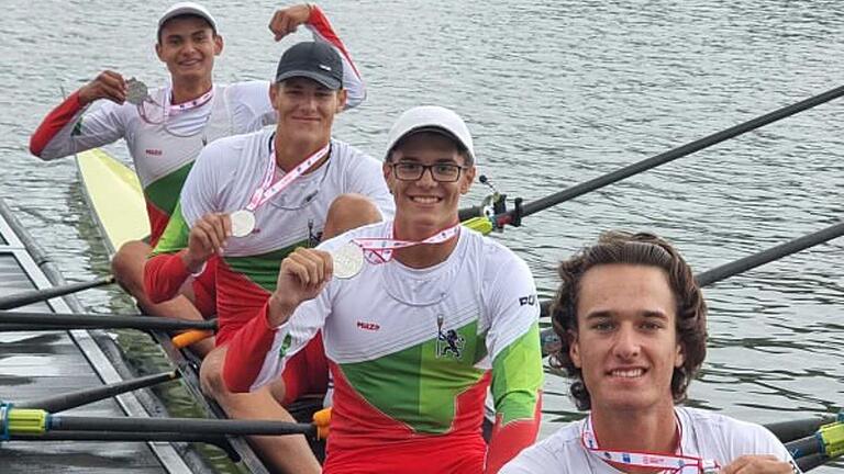 Valentin Andonov (2. v.r. auf Sitz 3) feiert die Silbermedaille mit der bulgarischen U19 bei den Balkan Rowing Championships in der Türkei.