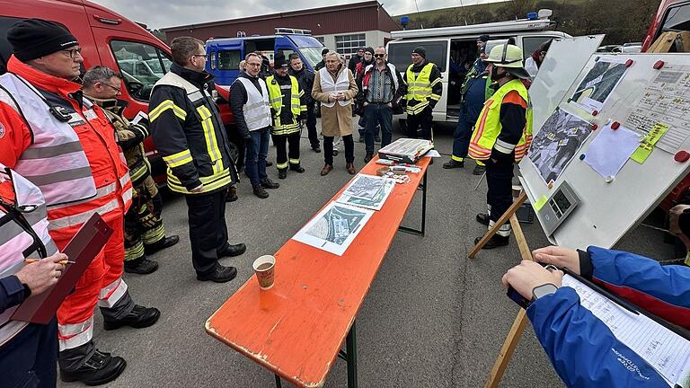An der Einsatzleitstelle liefen alle Fäden der Ostheimer Großübung zusammen. Hier gab es immer wieder aktuelle Informationen zum Stand der Rettungsarbeiten. An der Einsatzleitstelle liefen alle Fäden der Ostheimer Großübung zusammen. Hier gab es immer wieder aktuelle Informationen zum Stand der Rettungsarbeiten.