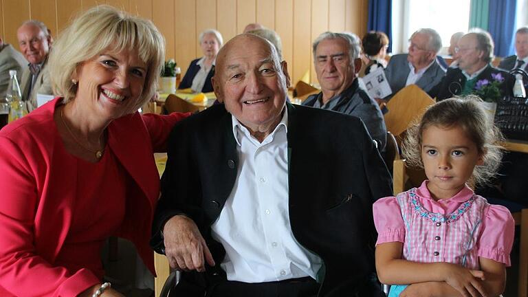 90. Geburtstag Rudolf Schardt: Viele Weggenossen gratulierten dem Alt-OB und Ehrenbürger im Hoheimer Sportheim. Im Bild Rudolf Schardt mit Landrätin Tamara Bischof und Urenkelin Luise, die viel Arbeit hatte. FOTO: Siegfried Sebelka 90. Geburtstag Rudolf Schardt: Viele Weggenossen gratulierten dem Alt-OB und Ehrenbürger im Hoheimer Sportheim. Im Bild Rudolf Schardt mit Landrätin Tamara Bischof und Urenkelin Luise, die viel Arbeit hatte. FOTO: Siegfried Sebelka