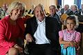 90. Geburtstag Rudolf Schardt: Viele Weggenossen gratulierten dem Alt-OB und Ehrenbürger im Hoheimer Sportheim. Im Bild Rudolf Schardt mit Landrätin Tamara Bischof und Urenkelin Luise, die viel Arbeit hatte. FOTO: Siegfried Sebelka