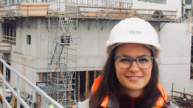 Carina Wehner hat sich ihre Wunsch-Ausbildung ergattert: Maurer-Lehre und Bauingenieurs-Studium hat sie hinter sich, aktuell betreut sie den Neubau des jüdischen Museums in Frankfurt (im Hintergrund) mit. Foto: Peter Seyfried       -  Carina Wehner hat sich ihre Wunsch-Ausbildung ergattert: Maurer-Lehre und Bauingenieurs-Studium hat sie hinter sich, aktuell betreut sie den Neubau des jüdischen Museums in Frankfurt (im Hintergrund) mit. Foto: Peter Seyfried