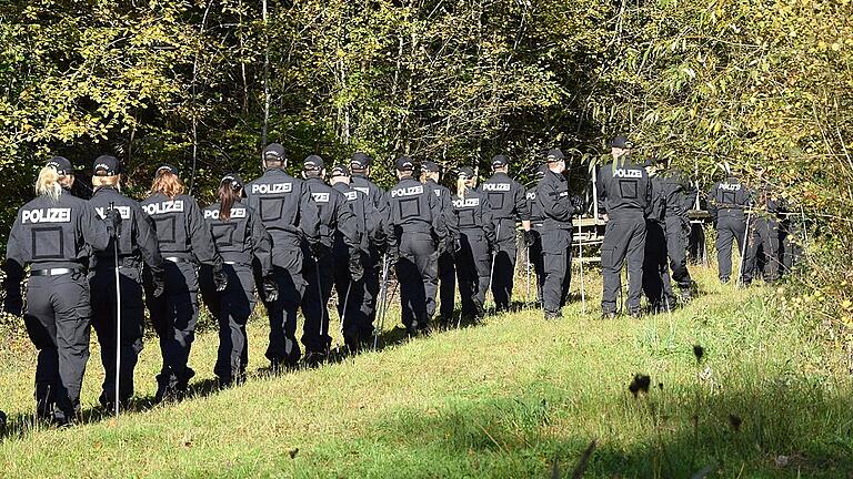 Die Polizei durchsuchte am Donnerstag auf der Suche nach Brigitte Volkert ein Waldstück bei Burgsinn (Lkr. Main-Spessart).