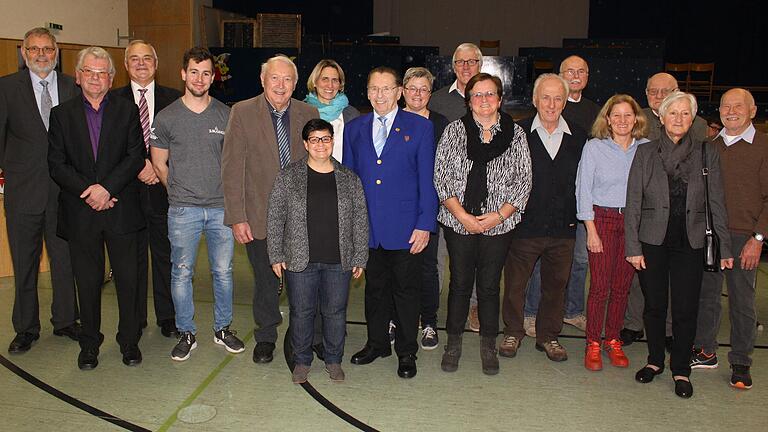 Zahlreiche Personen lud der Markt Zellingen zum Neujahrsempfang ein, um sie für ihre Verdienste zu ehren. Das Bild zeigt die Geehrten zusammen mit Bürgermeister Wieland Gsell (links).