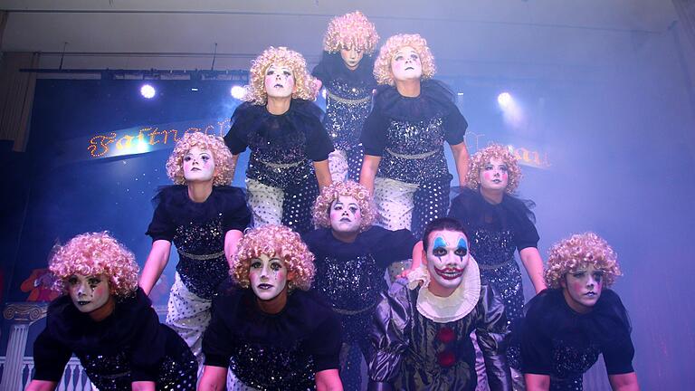 'Das verlorene Lächeln' heißt der Schautanz der Aktivengarde der Carneval-Freunde Zellerau. 'Das verlorene Lächeln' heißt der Schautanz der Aktivengarde der Carneval-Freunde Zellerau.