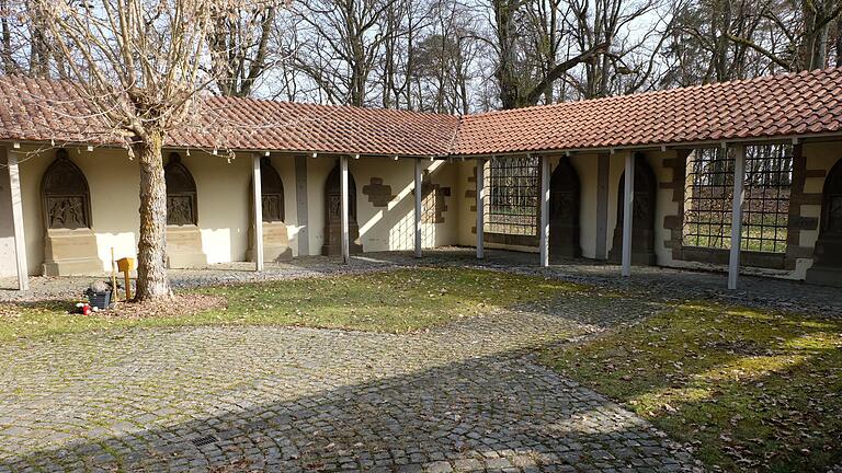 Der Kreuzweg im Innenhof der Michaelskapelle in Thundorf. Foto: Philipp Bauernschubert       -  Der Kreuzweg im Innenhof der Michaelskapelle in Thundorf. Foto: Philipp Bauernschubert