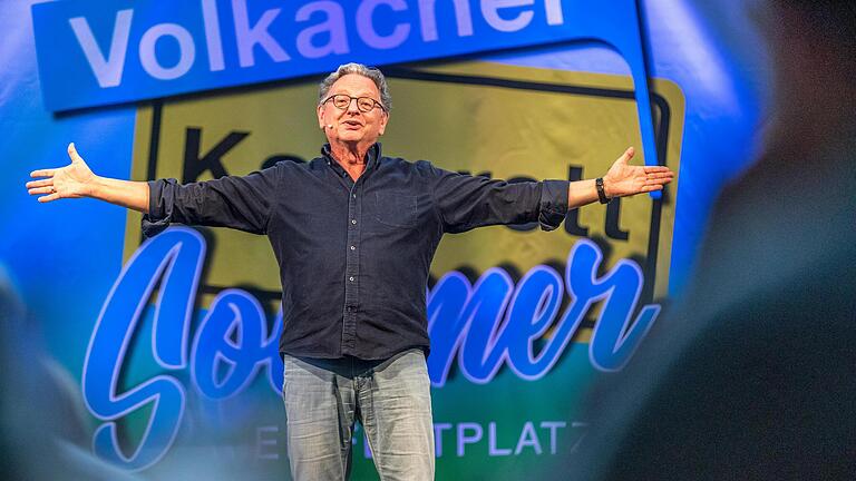 Rund 700 Menschen besuchten am Samstag den 'Volkacher Kabarett Sommer' auf dem Weinfestplatz in Volkach. Kabarettist Günter Grünwald sorgte für einen unterhaltsamen Abend.