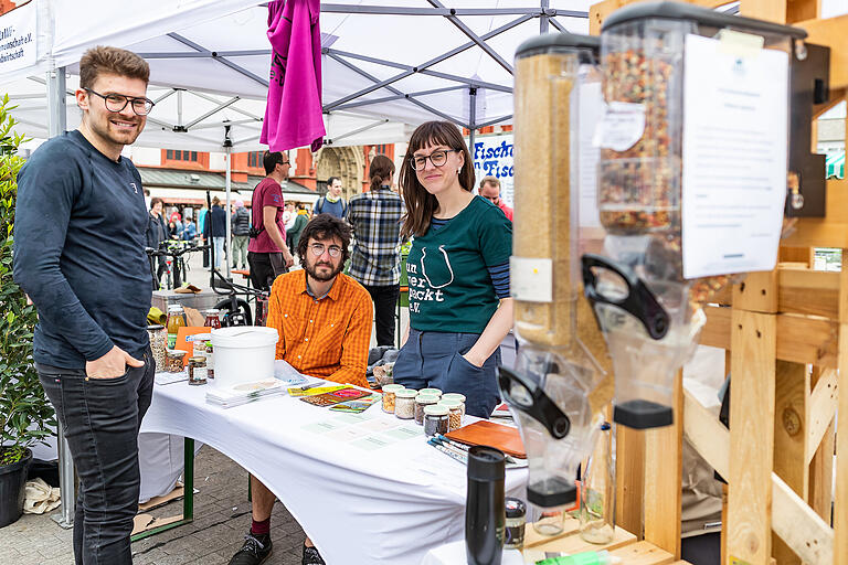 Der Startschuss der Aktion 'Stadtradeln' fiel im Rahmen des Zukunftsfests auf dem Marktplatz. Dort gab es verschiedene Aktionen und Infostände unter anderem zu Nachhaltigkeit und Umweltschutz. Der Startschuss der Aktion 'Stadtradeln' fiel im Rahmen des Zukunftsfests auf dem Marktplatz. Dort gab es verschiedene Aktionen und Infostände unter anderem zu Nachhaltigkeit und Umweltschutz.