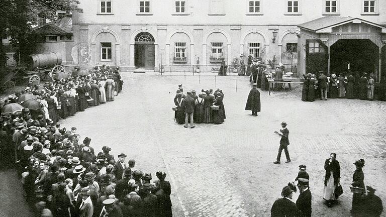 Vor dem Würzburger Rathaus bilden sich bei der Verteilung von Eiern und Butter lange Schlangen. Keiner weiß, ob es noch Waren gibt, wenn er an die Reihe kommt. Das Foto entstammt dem Buch 'Vergessenes Leid - Wie Würzburger den Ersten Weltkrieg erlebten' von Roland Flade. Vor dem Würzburger Rathaus bilden sich bei der Verteilung von Eiern und Butter lange Schlangen. Keiner weiß, ob es noch Waren gibt, wenn er an die Reihe kommt. Das Foto entstammt dem Buch 'Vergessenes Leid - Wie Würzburger den Ersten Weltkrieg erlebten' von Roland Flade.