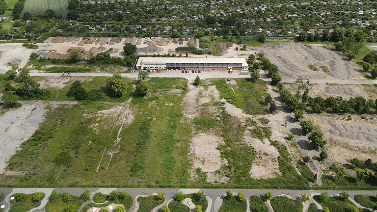 Blick auf die Fläche im Nord-Westen der früheren Ledward-Kaserne in Schweinfurt. Die Stadt plant rund um die Panzerhalle 237 in der Bildmitte einen Bürgerpark. Stadträtin Ulrike Schneider sagt, der von ihr seit Jahren vorgeschlagene waldähnliche Park wäre deutlich billiger.