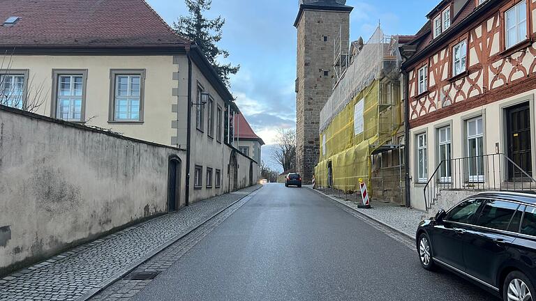 Sichere Möglichkeiten zur Straßenüberquerung müssen im Interesse der Barrierefreiheit eingerichtet werden. Sichere Möglichkeiten zur Straßenüberquerung müssen im Interesse der Barrierefreiheit eingerichtet werden.