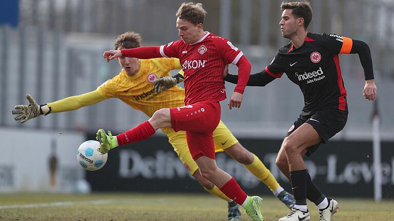 Ein Gewinner der bisherigen Vorbereitung: Kickers-Akteur Maximilian Fesser (vorne) gelingt gegen den Frankfurter Torhüter Nils Ramming und Dominik Crljenec der Würzburger Siegtreffer. Ein Gewinner der bisherigen Vorbereitung: Kickers-Akteur Maximilian Fesser (vorne) gelingt gegen den Frankfurter Torhüter Nils Ramming und Dominik Crljenec der Würzburger Siegtreffer.
