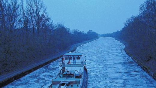 Blaue Stunde auf dem Main: Eisbrecher &bdquo;Angermünde&ldquo; auf dem Weg Richtung Schleuse Gerlachshausen.