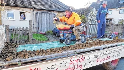 Wer den Schaden hat, braucht für den Spott nicht zu sorgen: Das Sprichwort bewahrheitete sich wieder einmal für einen Gemeindemitarbeiter, der »seinen« Traktor plötzlich im Klärbecken schwimmen sah und dem beim Kirchweihumzug dieser Wagen gewidmet war.