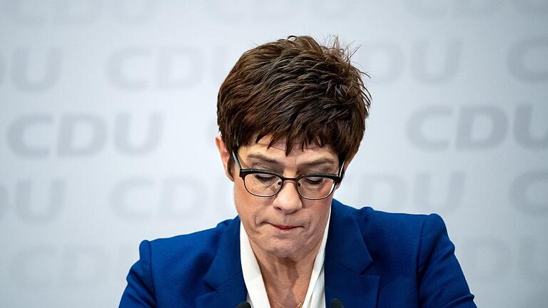 Paukenschlag       -  Die CDU-Vositzende Annegret Kramp-Karrenbauer hat in einer Präsidiums-Sitzung in Berlin mitgeteilt, auf eine Kandidatur als Kanzlerkandidatin zu verzichten.