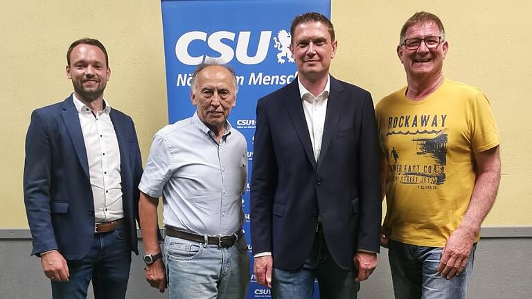 CSU-Kreisrat Thomas Siepak (von links) und der CSU-Ortsvorsitzende Ober/-Untereuerheim Wolfgang Eller gratulieren Bürgermeisterkandidat Jens Machnow gemeinsam mit dem stellvertretenden CSU-Ortsvorsitzenden Grettstadt, Wolfgang Dürr.