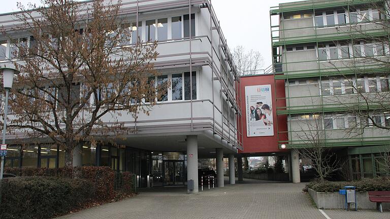 Die FOS/BOS im Kitzinger Schulzentrum ermöglicht den Weg zum Fachabitur oder zur Allgemeinen Hochschulreife. Die FOS/BOS im Kitzinger Schulzentrum ermöglicht den Weg zum Fachabitur oder zur Allgemeinen Hochschulreife. 