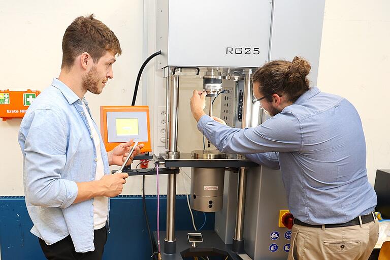 Die Messung der Fließeigenschaften von Kunststoffschmelzen am Hochdruckkapillarrheometer demonstrieren hier Tim Schülein (links) und Johannes Platzer. Die Messung der Fließeigenschaften von Kunststoffschmelzen am Hochdruckkapillarrheometer demonstrieren hier Tim Schülein (links) und Johannes Platzer.