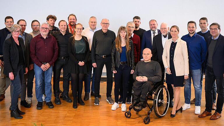 Im Rahmen eines Ehrenabends der Main-Post-Aktion 'Vorstand des Jahres' wurden am Mittwoch im Felix-Fechenbach-Haus Vertreterinnen und Vertreter von Sportvereinen aus Stadt und Landkreis Würzburg ausgezeichnet. An der Veranstaltung nahmen auch Würzburgs Sportbürgermeisterin Judith Roth (4. von rechts) und Landrat Thomas Eberth (6. von rechts) teil.&nbsp;