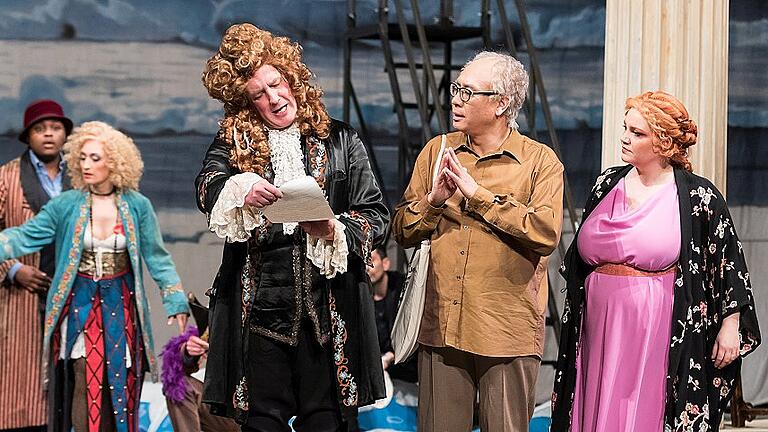 Richard Strauss' &bdquo;Ariadne auf Naxos&ldquo; begeisterte die Zuschauer im Meininger Staatstheater: Im Bild von links Siyabonga Maqungo (Brighella), Elif Aytekin (Zerbinetta), Gregor Nöllen (Haushofmeister), Dae-Hee Shin (Musiklehrer) und Brit-Tone Müllertz (Primadonna).