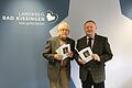 Kreisheimatpfleger Werner Eberth hat ein neues Buch vorgestellt, rechts Landrat Thomas Bold.  Foto: Melanie Hofmann       -  Kreisheimatpfleger Werner Eberth hat ein neues Buch vorgestellt, rechts Landrat Thomas Bold.  Foto: Melanie Hofmann