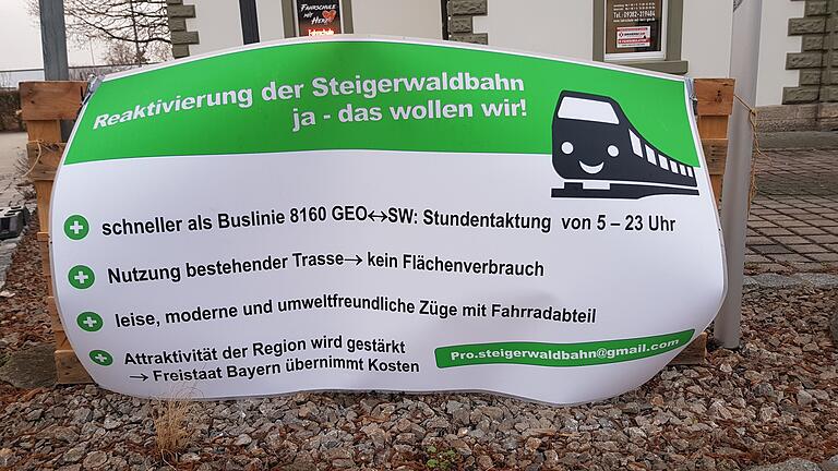 Mit diesem Pro-Steigerwaldbahn-Transparent am Bahnhof in Gerolzhofen werben die Befürworter für eine Reaktivierung der Steigerwaldbahn. Der Gerolzhöfer Stadt- und Kreisrat Thomas Vizl wirft den Bahngegnern vor, bei den Kosten mit falschen Zahlen zu operieren. Mit diesem Pro-Steigerwaldbahn-Transparent am Bahnhof in Gerolzhofen werben die Befürworter für eine Reaktivierung der Steigerwaldbahn. Der Gerolzhöfer Stadt- und Kreisrat Thomas Vizl wirft den Bahngegnern vor, bei den Kosten mit falschen Zahlen zu operieren.