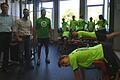 Nun hat das MPG auch einen Fitnessraum: Einige sportbegeisterte Schüler in ihren durch den Förderverein gesponserten adretten Trikots belagerten gleich die Geräte. Schulleiter Robert Jäger (links) und Fachbetreuer Michael Schmidt (rechts) dankten dem Vorsitzenden des Fördervereins, Christian Machon, für die Finanzierung der Geräte und der neuen Trikots.