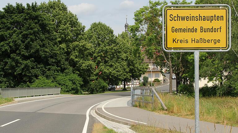 Schweinshaupten ist ein Gemeindeteil von Bundorf. Dass der Ortsname kürzlich in der TV-Serie "Um Himmels Willen" auftauchte, sorgte für Aufregung unter den 200 Einwohnern. Schweinshaupten ist ein Gemeindeteil von Bundorf. Dass der Ortsname kürzlich in der TV-Serie "Um Himmels Willen" auftauchte, sorgte für Aufregung unter den 200 Einwohnern.