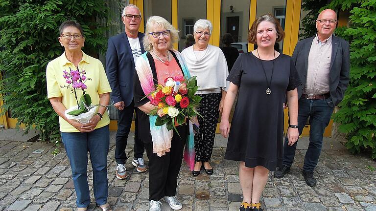 Der neue Vorstand des Fördervereins der Villschen Altenstiftung (von links): Beisitzerin Ingrid Poiger, 2. Bürgermeister Norbert Klein, die bisherige 1. und nunmehrige 2. Vorsitzende Gitta Biedermann, Schriftführerin Marianne Schreiner, die neue Vorsitzende Sigrid Brunner und Beisitzer Michael Weiß.