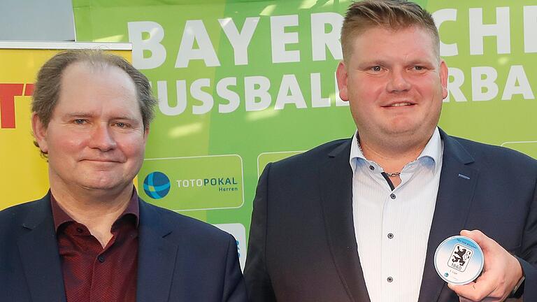 Xaver Faul (links, Lotto Bayern) hatte die Kugel gezogen, die dem SV Rödelmaier um den stellvertretenden Vorsitzenden Thomas Bauer das große Los TSV 1860 München beschert hat. Xaver Faul (links, Lotto Bayern) hatte die Kugel gezogen, die dem SV Rödelmaier um den stellvertretenden Vorsitzenden Thomas Bauer das große Los TSV 1860 München beschert hat.
