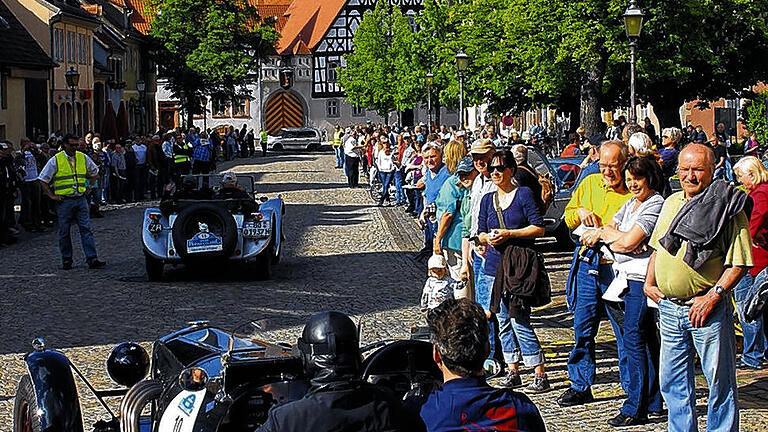 Oldtimer vor historischer Kulisse: Ein herrliches Bild boten am Samstag Nachmittag die etwa 150 Fahrzeuge der Rallye Sachs Franken Classic. Die Etappe dieses Tages endete in Münnerstadt.
