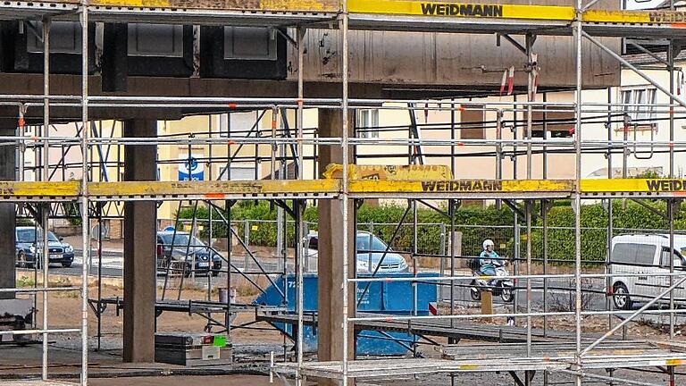 Das neue Gericht soll am Eingang frei einsehbar und frei begehbar sein. Die Ecke wird mit Glas verkleidet. Das neue Gericht soll am Eingang frei einsehbar und frei begehbar sein. Die Ecke wird mit Glas verkleidet.