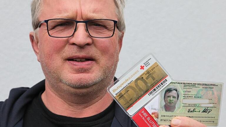 Blutspender müssen sich ab sofort bei Blutspendeterminen mit dem Blutspendeausweis und einem amtlichen Lichtbildausweis ausweisen. So wie hier Waldemar Lutter aus Reckendorf.