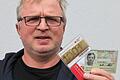 Blutspender müssen sich ab sofort bei Blutspendeterminen mit dem Blutspendeausweis und einem amtlichen Lichtbildausweis ausweisen. So wie hier Waldemar Lutter aus Reckendorf.