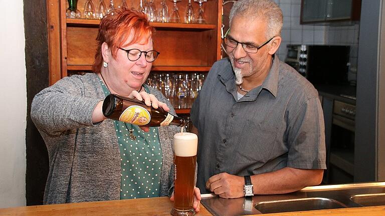 mun-tm-bundtschu - Gelernt ist gelernt: Janell Bel Mahdi schenkt schon mal ein Weizen ein. Zusammen mit Ehemann Hassan hat sie die Räume der Kultkneipe Bundtschu auf Vordermann gebracht. Am Freitag öffnet die Kultkneipe wieder ihre Türen. mun-tm-bundtschu - Gelernt ist gelernt: Janell Bel Mahdi schenkt schon mal ein Weizen ein. Zusammen mit Ehemann Hassan hat sie die Räume der Kultkneipe Bundtschu auf Vordermann gebracht. Am Freitag öffnet die Kultkneipe wieder ihre Türen.
