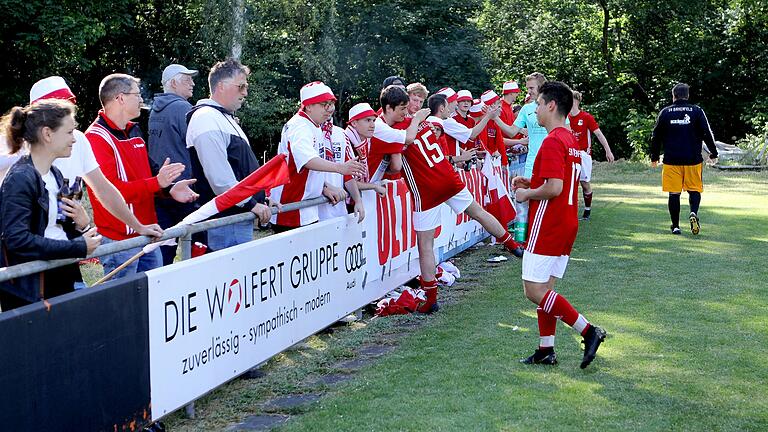 Ein enttäuschter Niklas Kafara (Nummer 15) und seine Birkenfelder Mitspieler suchen nach dem Abpfiff in Mechenhard Trost bei ihren mitgereisten Anhängern. Ein enttäuschter Niklas Kafara (Nummer 15) und seine Birkenfelder Mitspieler suchen nach dem Abpfiff in Mechenhard Trost bei ihren mitgereisten Anhängern.