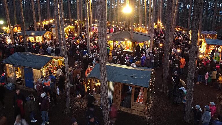 Viele Stände der Leinacher Waldweihnacht waren nach einem großen Besucherandrang ausverkauft. Viele Stände der Leinacher Waldweihnacht waren nach einem großen Besucherandrang ausverkauft.