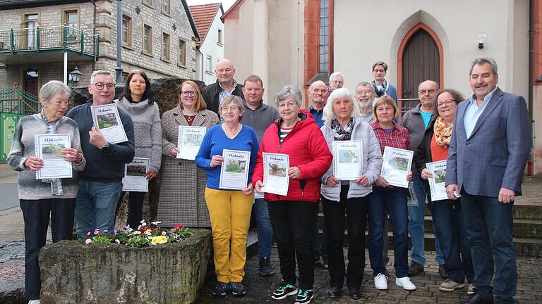 Die Gewinner des Thüngener Blumenschmuckwettbewerbs mit den Vorsitzenden Hermine Pfeiffer und Anke Peter (hinten von links) sowie Bürgermeister Lorenz Strifsky (vorne rechts). Die Gewinner des Thüngener Blumenschmuckwettbewerbs mit den Vorsitzenden Hermine Pfeiffer und Anke Peter (hinten von links) sowie Bürgermeister Lorenz Strifsky (vorne rechts).